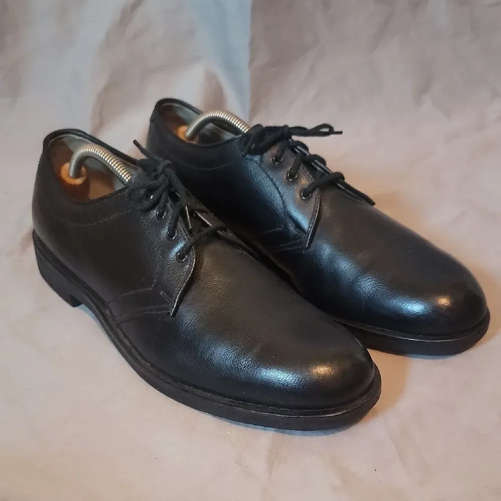 Classic Black Leather Oxfords with Timeless Elegance